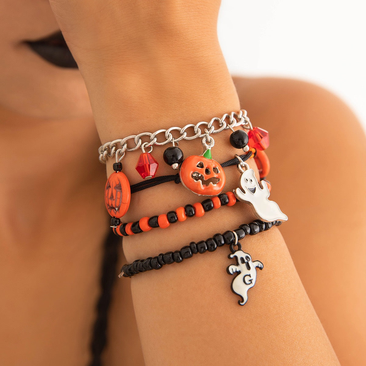 Halloween Bracelet Set for Women - Skull Beaded Bracelet with Evil Eye & Dripping Oil Bat Charm Gothic Jewelry for Halloween Party